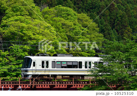 鉄道　　列車　山陰本線　京都口　221系　船岡～日吉　殿田　鉄橋　新緑　夏　JR西日本　嵯峨野線　ローカル　普通　 10525310