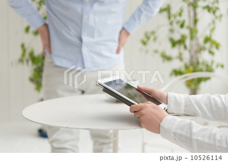 タブレットと男性 タブレットと男性 10526114