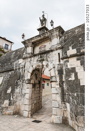クロアチア　世界遺産　トロギール　北門 10527033