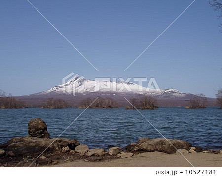 大沼国定公園広場から北海道駒ヶ岳を望む 10527181