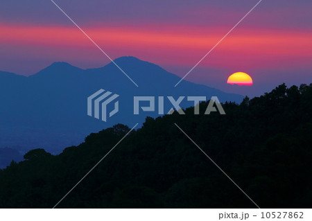 二上山に沈む夕日 二上山に沈む夕日 10527862