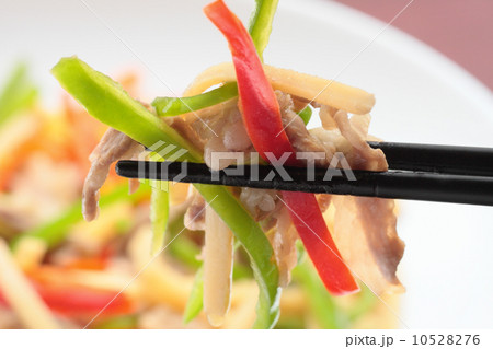 青椒牛肉絲を食べる 10528276