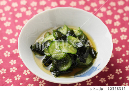 キュウリとワカメの酢の物 10528315