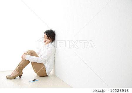 連絡を待つ人 連絡を待つ人 10528918