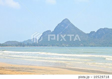 Low tide in the beautiful bay of Manao Ao Manao in Prachuap Khir 10529718