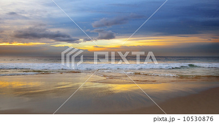sunrise over the ocean 10530876
