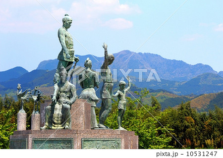 鞠智城温故創生之碑と八方ヶ岳 10531247