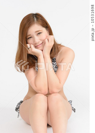 座って頬杖をつく水着姿の女性 座って頬杖をつく水着姿の女性 10531698