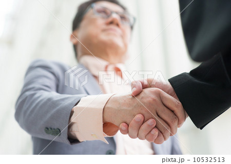 Asian business men handshaking 10532513