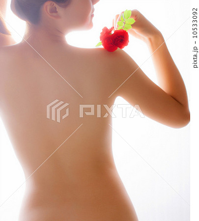 裸の若い女性と赤いバラの花 10533092