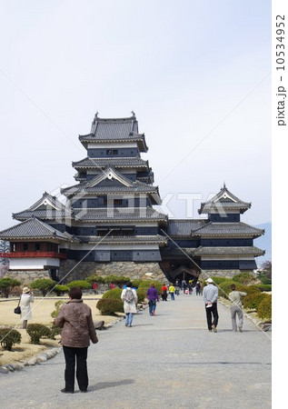 国宝 松本城本丸庭園と観光客 国宝 松本城本丸庭園と観光客 10534952