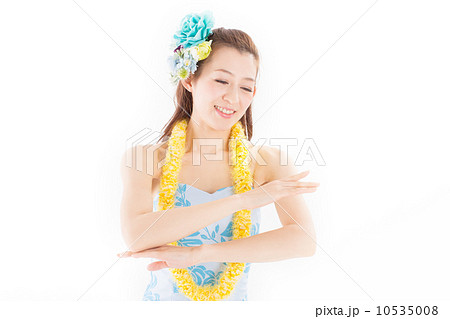華やかで南国の雰囲気たっぷりのフラの衣装を着て楽しそうに踊るキレイな女性 華やかで南国の雰囲気たっぷりのフラの衣装を着て楽しそうに踊るキレイな女性 10535008