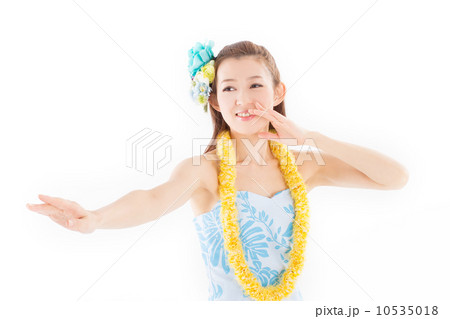 華やかで南国の雰囲気たっぷりのフラの衣装を着て楽しそうに踊るキレイな女性 華やかで南国の雰囲気たっぷりのフラの衣装を着て楽しそうに踊るキレイな女性 10535018