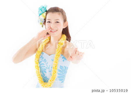 華やかで南国の雰囲気たっぷりのフラの衣装を着て楽しそうに踊るキレイな女性 華やかで南国の雰囲気たっぷりのフラの衣装を着て楽しそうに踊るキレイな女性 10535019