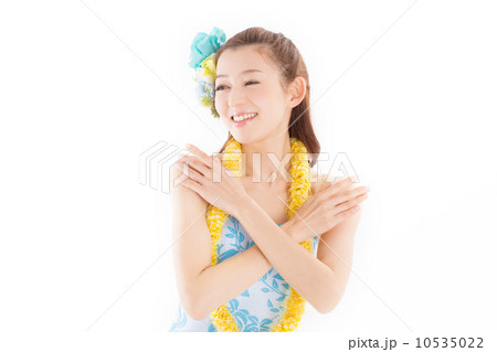 華やかで南国の雰囲気たっぷりのフラの衣装を着て楽しそうに踊るキレイな女性 華やかで南国の雰囲気たっぷりのフラの衣装を着て楽しそうに踊るキレイな女性 10535022