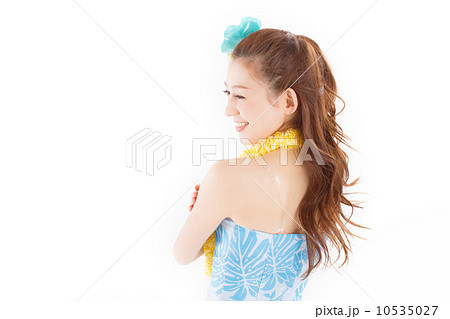 華やかで南国の雰囲気たっぷりのフラの衣装を着て楽しそうに踊るキレイな女性 10535027