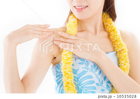 華やかで南国の雰囲気たっぷりのフラの衣装を着て楽しそうに踊るキレイな女性 華やかで南国の雰囲気たっぷりのフラの衣装を着て楽しそうに踊るキレイな女性 10535028