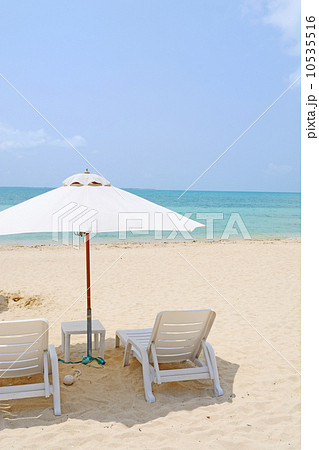 きれいなビーチとビーチパラソル 10535516