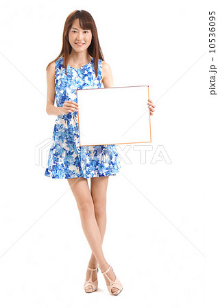 青いワンピースの女性 10536095
