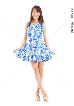 青いワンピースの女性 10536105