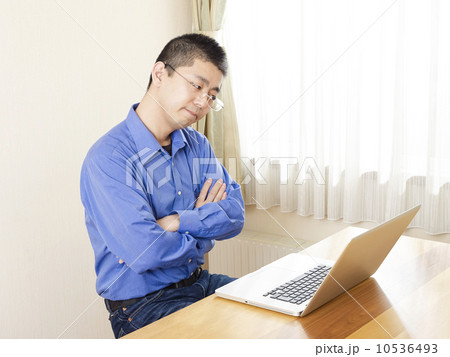 パソコンと男性 パソコンと男性 10536493