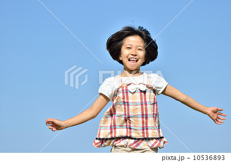 青空でダッシュする女の子 10536893