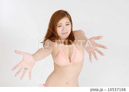 手を大きく広げる水着姿の女性 手を大きく広げる水着姿の女性 10537198