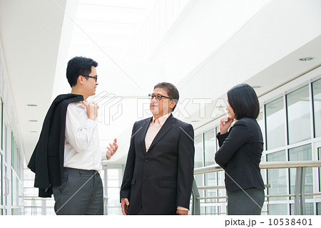 asian business team meeting with senior ceo with office backgrou 10538401