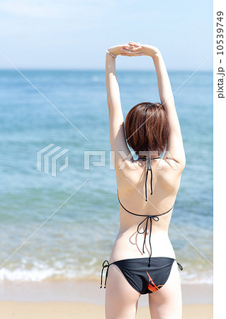 若い女性 夏の海の写真素材