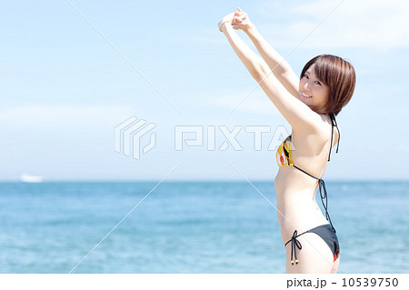 若い女性 夏の海の写真素材