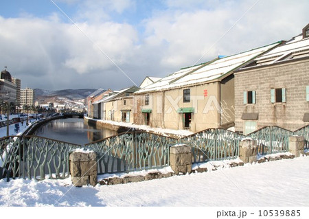浅草橋を写し入れて小樽運河・冬 10539885