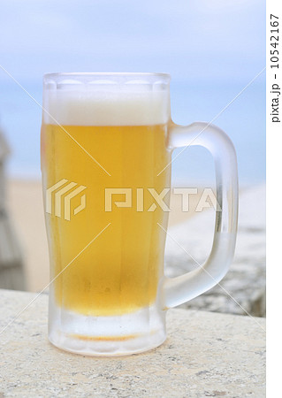 シーサイドで飲む冷えた生ビール 10542167