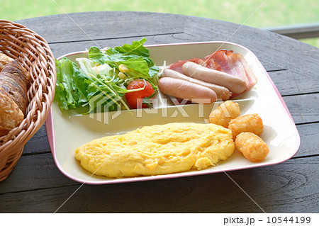 オープンテラスでのおいしい洋朝食 10544199