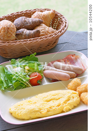 オープンテラスでのおいしい洋朝食 10544200