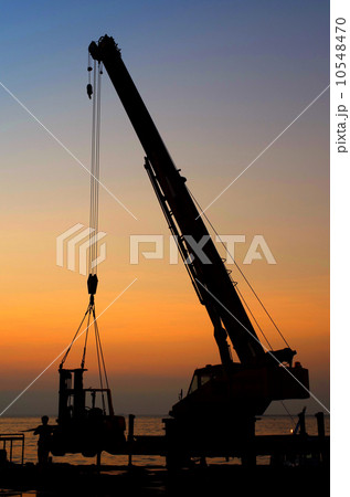 Silhouette crane working at port 10548470