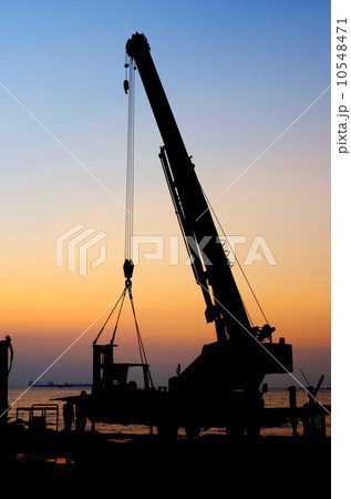 Silhouette crane working at port 10548471