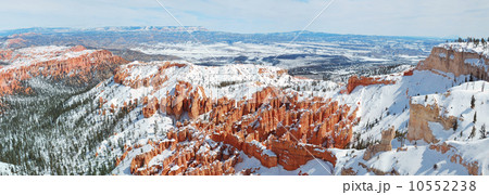 Bryce Canyon with snow in winter. Bryce Canyon with snow in winter. 10552238