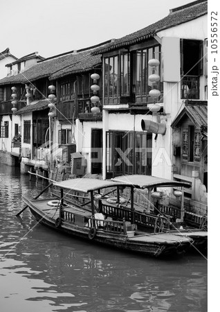 Shanghai rural village 10556572