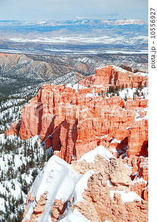 Bryce Canyon with snow in winter. Bryce Canyon with snow in winter. 10556927