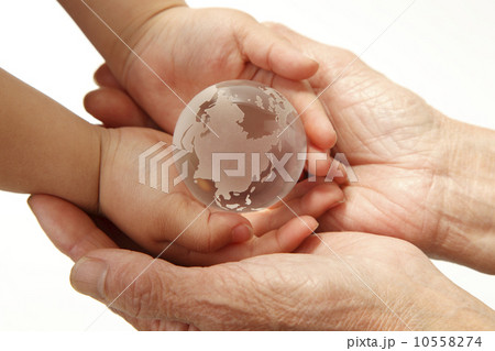 おばあちゃんと子供の手 10558274