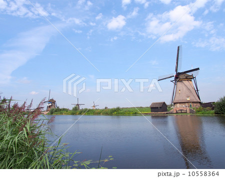 世界遺産　オランダ　キンデルダイクの風車網 10558364
