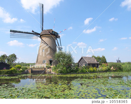 世界遺産　オランダ　キンデルダイクの風車網 10558365