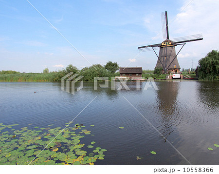 世界遺産　オランダ　キンデルダイクの風車網 10558366