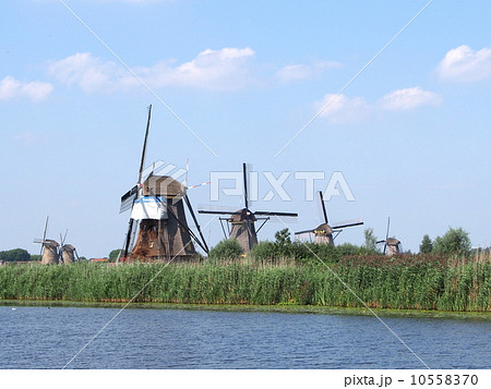 世界遺産　オランダ　キンデルダイクの風車網 10558370