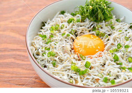 しらす丼(釜揚げしらす)。 しらす丼(釜揚げしらす)。 10559321