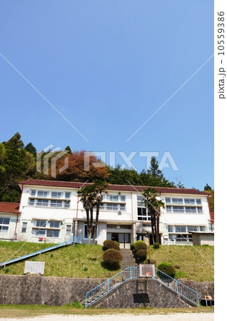 廃校の校舎の春 10559386