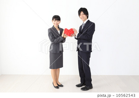 ハートを持つ男性社員と女性社員 ハートを持つ男性社員と女性社員 10562543