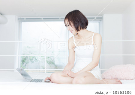 パソコンを使う女性 10563106