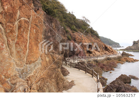 広島県福山市鞆の浦仙酔島の五色岩 10563257
