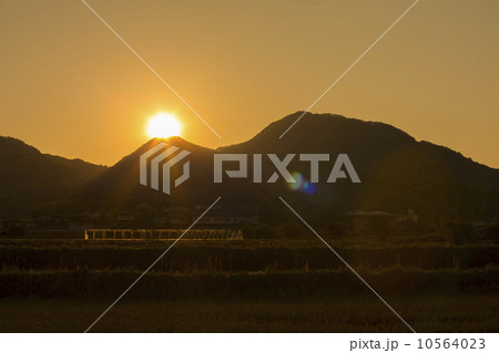 二上山の夕陽 二上山の夕陽 10564023